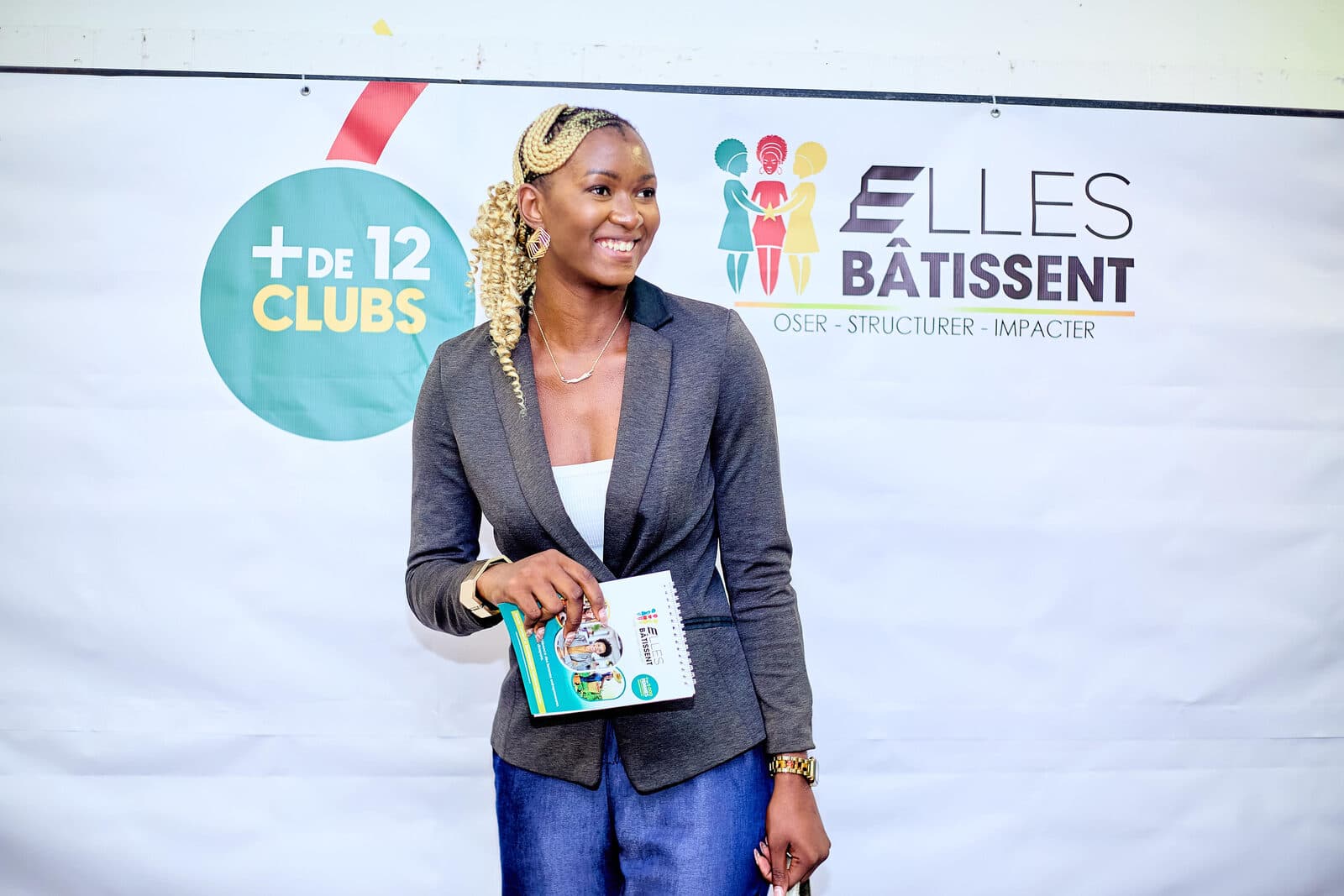 Jeune leader avec brochure Elles Bâtissent, kakémono "+ de 12 clubs"