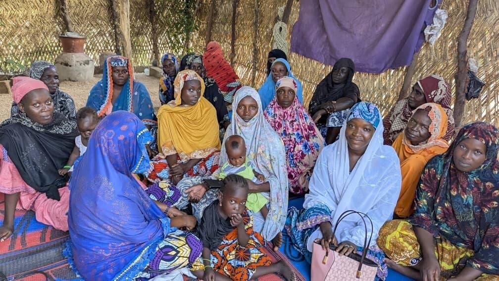 Rassemblement de femmes et d'enfants sur le terrain — antenne locale Elles Bâtissent