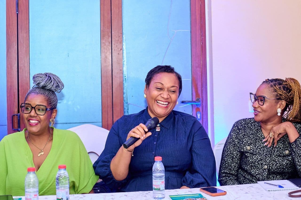 Panel de trois leaders Elles Bâtissent partageant un éclat de rire